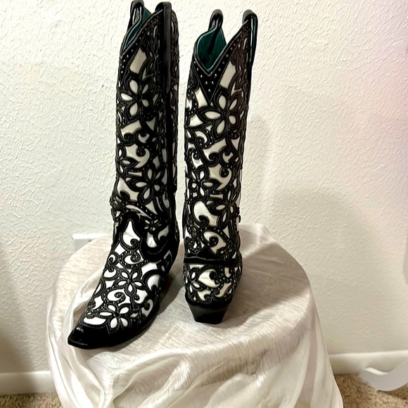 Corral western boots in a beautiful black and white embroidered leather